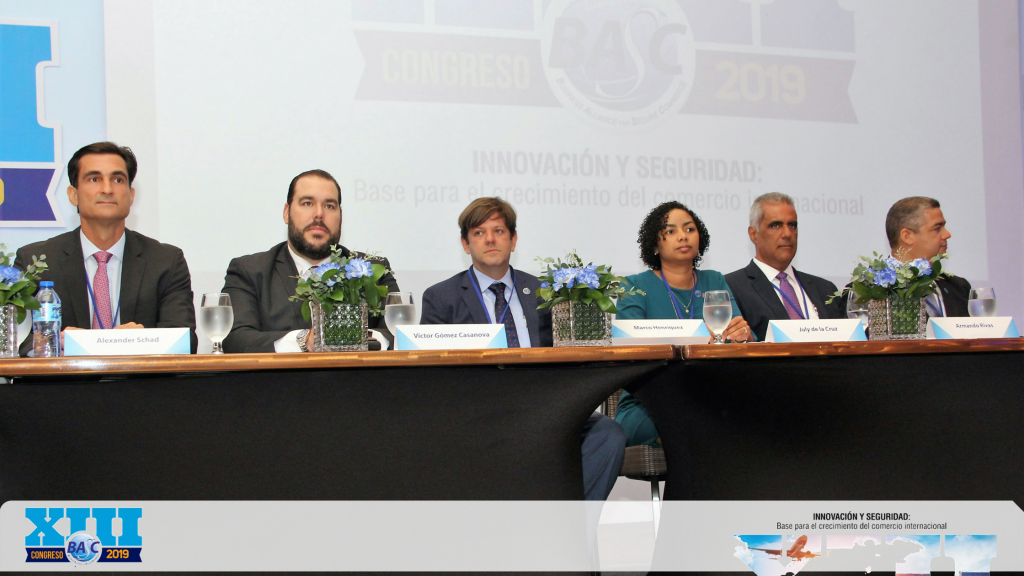 Mesa Principal CNB 2019: Alexander Schad – AMCHAMDR; Víctor Gómez C. – APORDOM; Marco Henríquez – ADACAM; July de la Cruz – BASC Dominicana; Armando Rivas – WBO; Carlos Saillant – Comité de Certificación BASC Dominicana