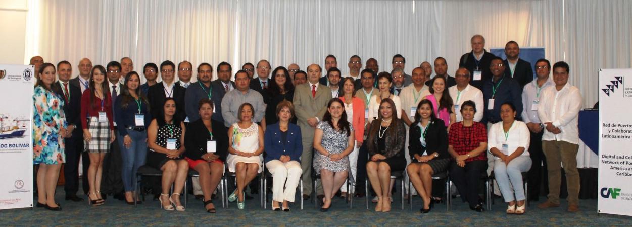 Grupo de asistentes al lI Encuentro Regional Latinoamericano y Caribeño de Comunidades Logísticas Portuarias en la ciudad de Cartagena de Indias, Colombia.