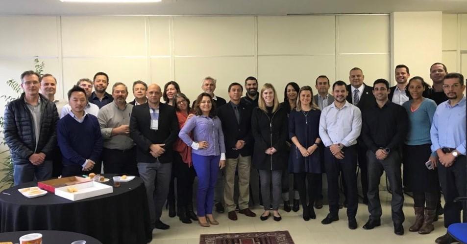 Grupo de oficiales validadores del Operador Económico Autorizado, junto a la Sra. Catherine Gibson y el Sr. Marcelo Martinez, miembros de CICTE-OEA y la Sra. Claudia Regina Leāo do Nascimiento, Delegada de la Receita Federal Brasilera. Representando a BASC, el Sr. Jorge Wellmann, director ejecutivo BASC Guatemala y el Sr. Carlos Reyes Lazo, director de operaciones BASC Perú.