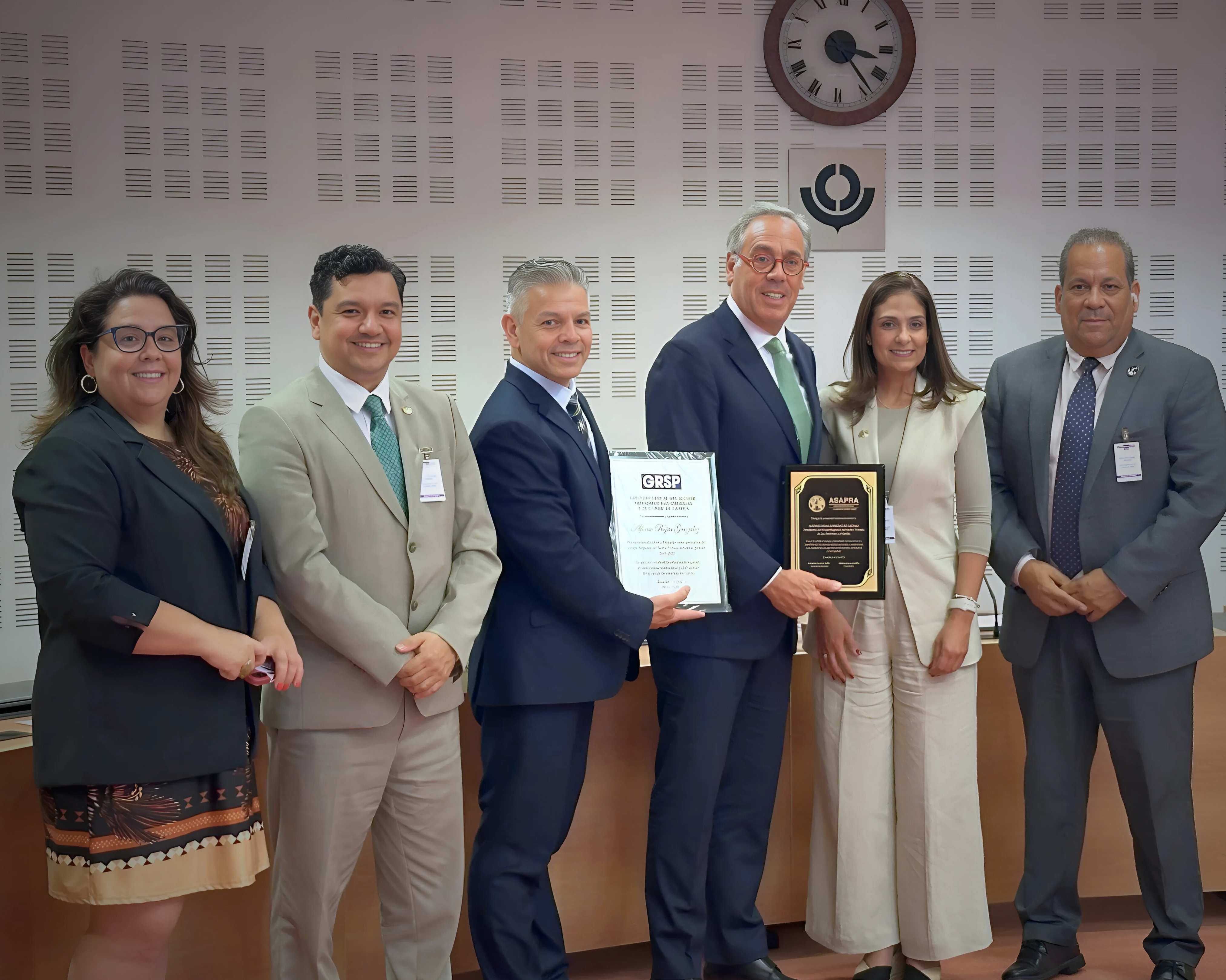 De izquierda a derecha: Patricia Masella, presidenta AMECOMEX; Oscar Sánchez, presidente Junta Directiva WBO; Erik Moncayo, presidente internacional WBO; Alfonso Rojas, representante de ASAPRA/CARGODEC;  Suzanne Lemaitre, directora ejecutiva WBO; y Nelson Brens, presidente ASAPRA. 