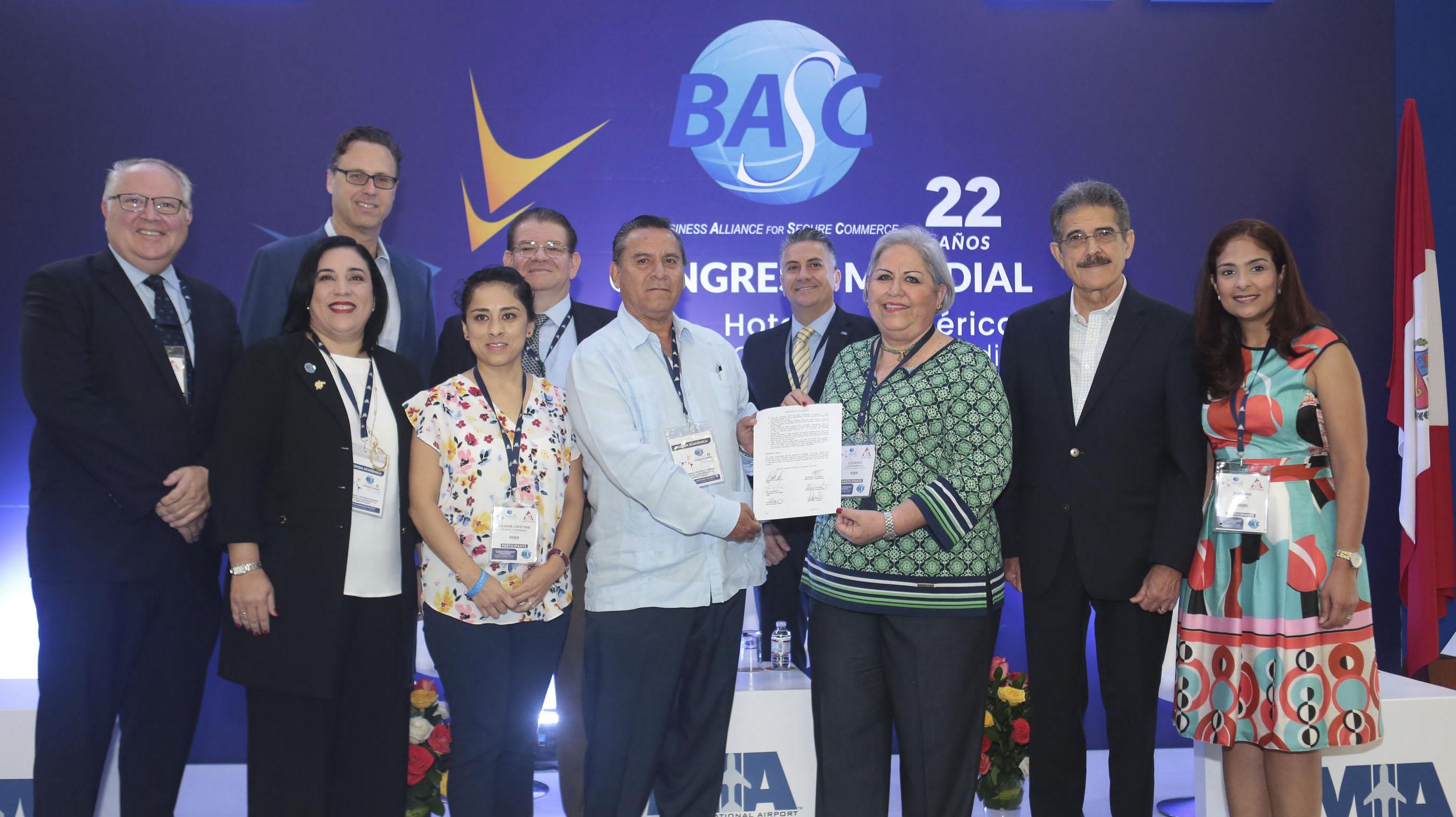 Momentos durante la firma del MOU entre FCBF y WBO. 