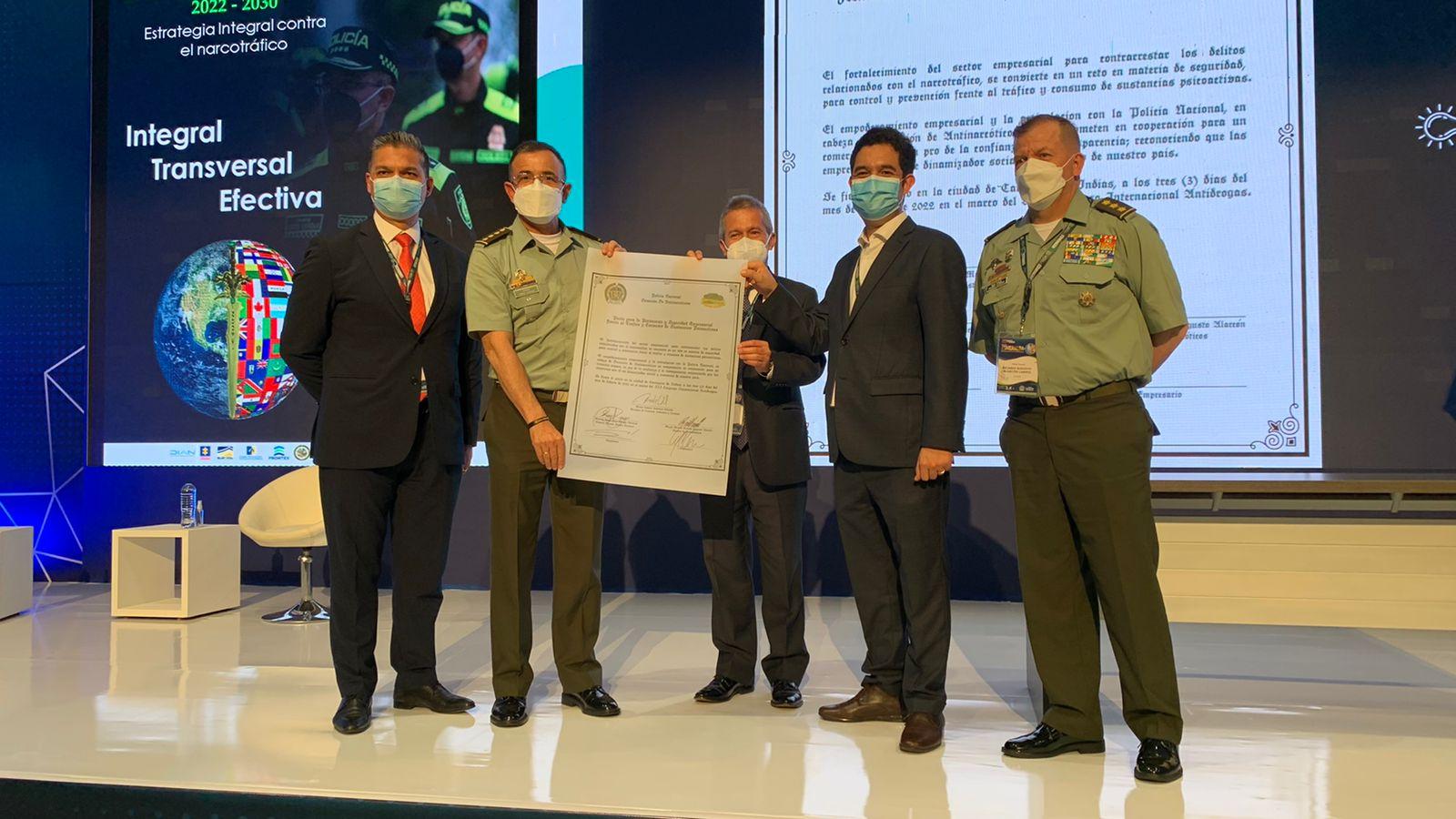 Momentos durante la firma del Pacto para la Prevención y Seguridad Empresarial frente al Tráfico y Consumo de Sustancias Psicoactivas, en el marco del III Congreso Internacional Antidrogas en la ciudad de Cartagena de Indias.